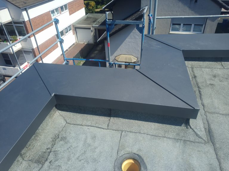 Zu sehen ist eine neu erstellte Dacheinfassung eines Flachdachs, professionell umgesetzt durch Firstetage aus Leverkusen.