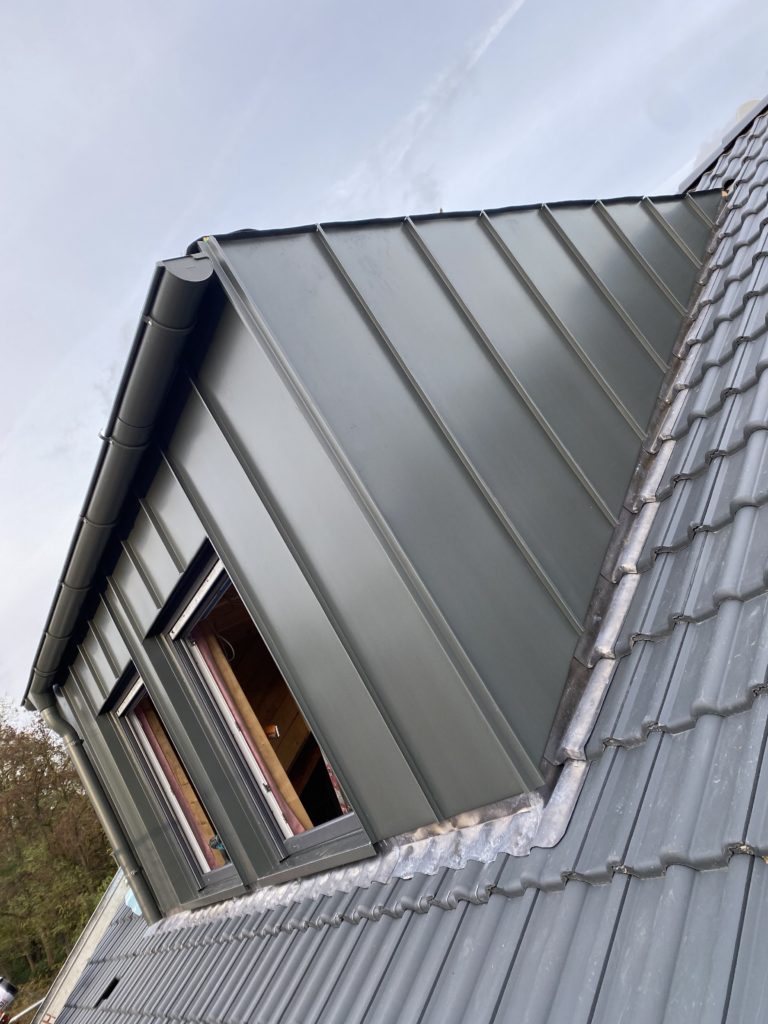 Das Bild zeigt einen fertiggestellten Gaubenbau durch Firstetage Leverkusen.