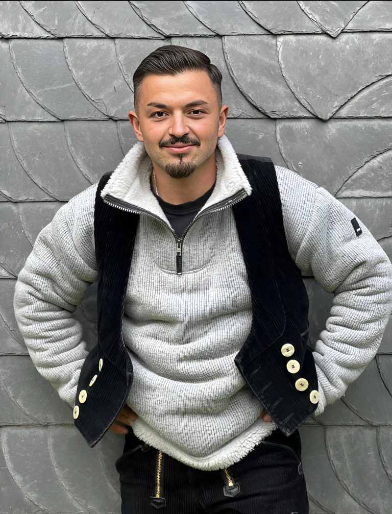 Das Bild zeigt einen der Inhaber von Firstetage aus Leverkusen. Zu sehen ist Leon Hienert in seiner Arbeitskluft.